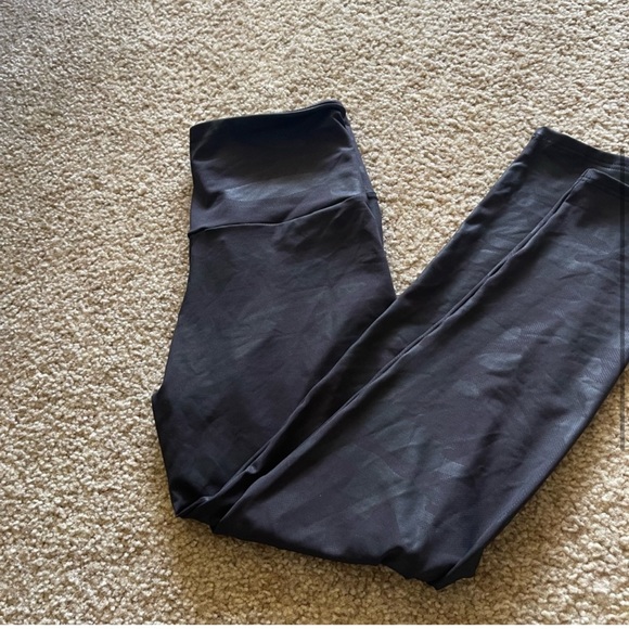 Onzie foil midi legging in black camo - Picture 4 of 6